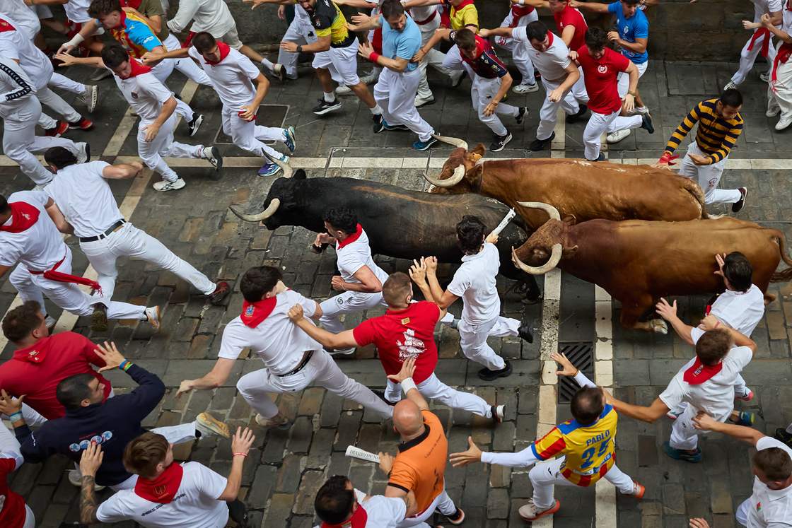 Vivir el encierro desde un balcón privado Interior de un balcón privado durante el encierro de San Fermín en Pamplona