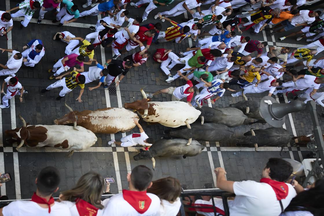 Encierro de San Fermín visto desde una perspectiva elevada Corredores y toros del encierro de San Fermín vistos desde arriba en Pamplona