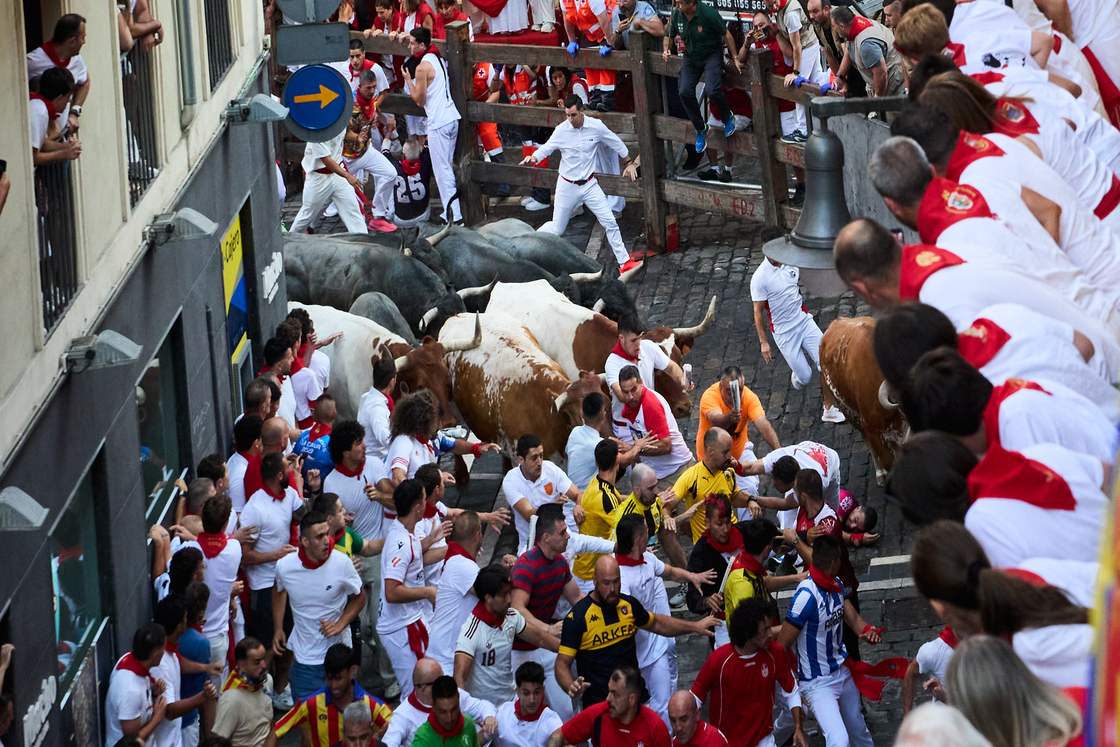 Manada durante el encierro de San Fermín Manada de toros y corredores durante el encierro de San Fermín por las calles de Pamplona