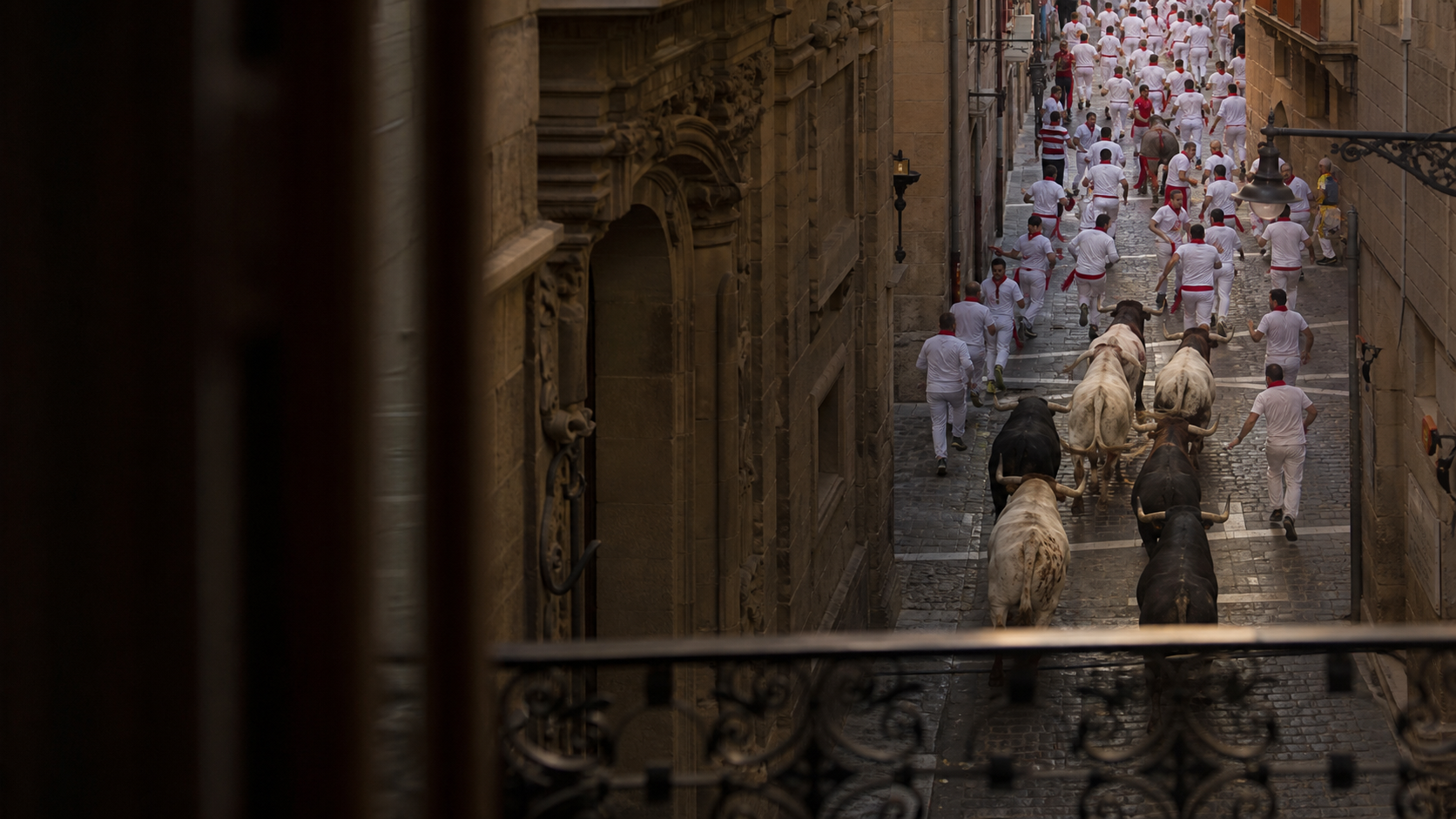 Corredores y toros durante el encierro de San Fermín en Pamplona