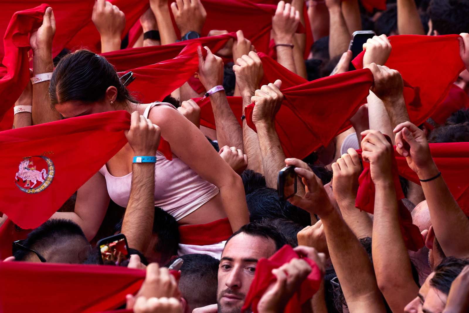 Pañuelos rojos al aire durante la celebración de San Fermín en Pamplona