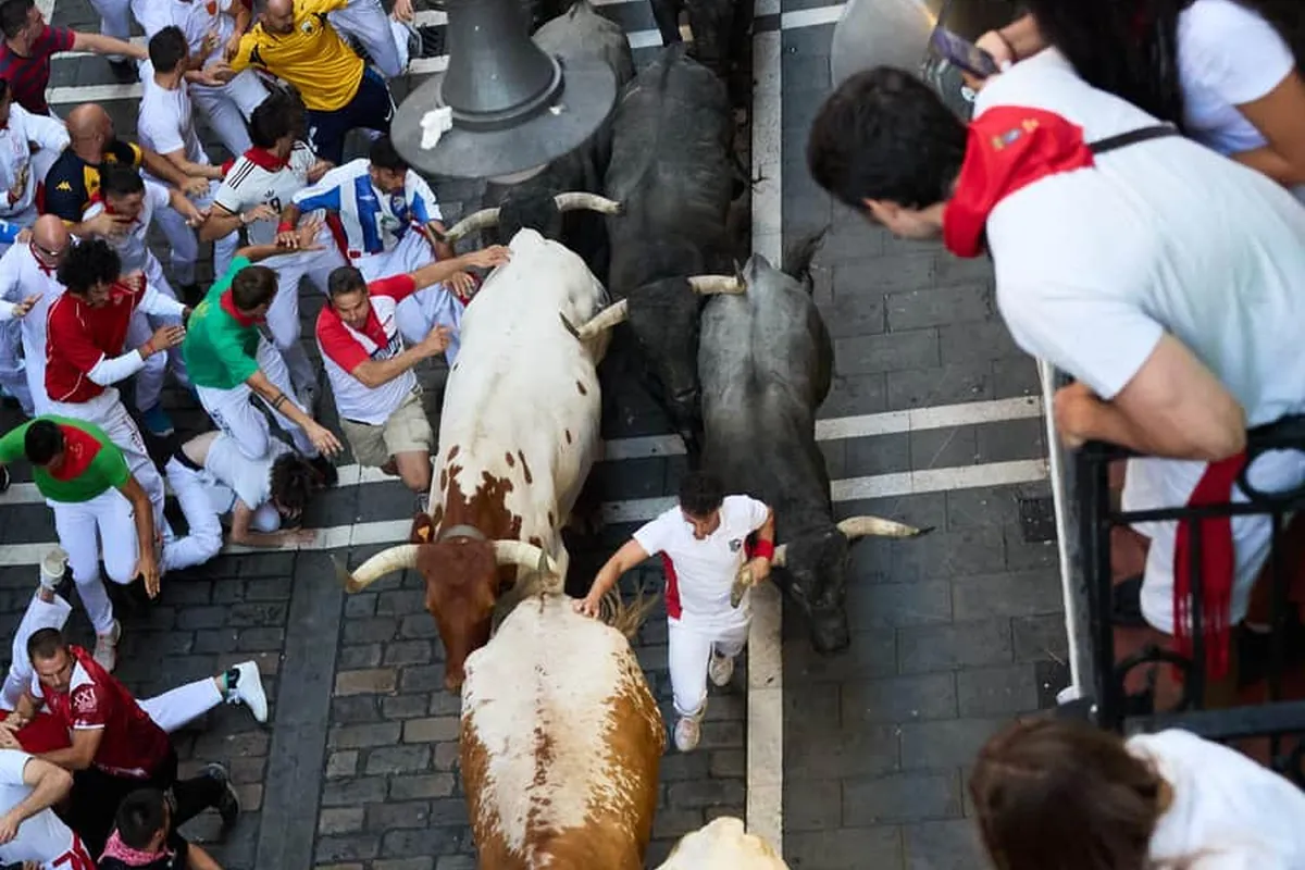Encierro de San Fermín visto desde un balcón en Pamplona