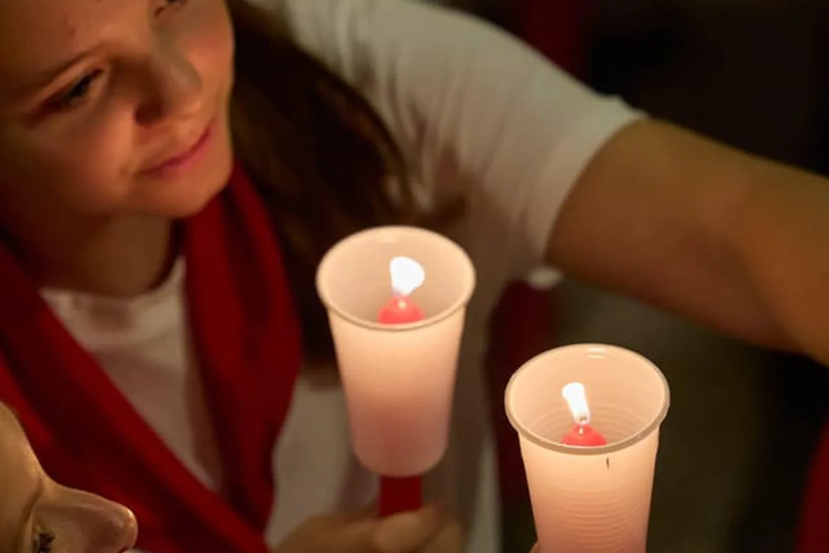 Velas y pañuelos rojos durante el Pobre de mí de San Fermín